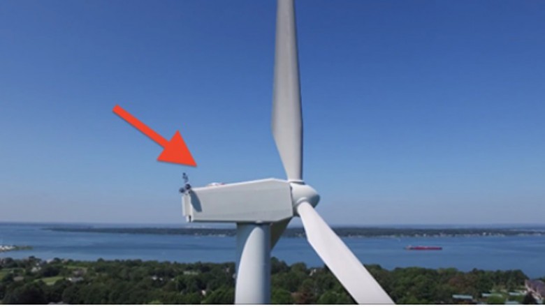 Dron nagrywa dziwną rzecz na szczycie turbiny wiatrowej! Taki widok to rzadkość!