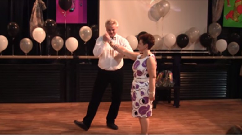 Chwycił swoją żonę za rękę do tańca! Po chwili wykonali ruch, który postawił całą salę na nogi!
