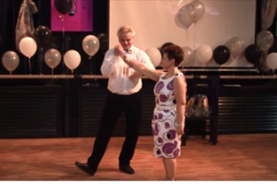 Chwycił swoją żonę za rękę do tańca! Po chwili wykonali ruch, który postawił całą salę na nogi!