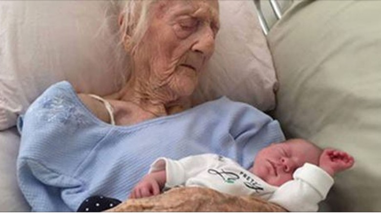 Swoje 17 dziecko urodziła w wieku 101 lat! Ogłoszono, że to najstarsza matka na świecie! 