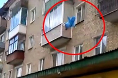 Ojciec wyrzuca dzieci z balkonu na 5 piętrze! Miał nadzieję, że w ten sposób ocali ich życie!
