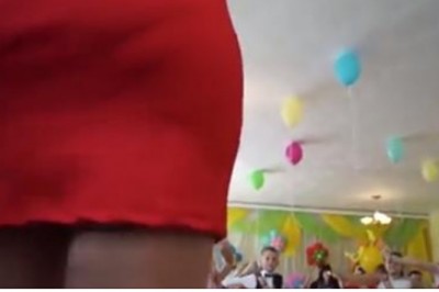 Tata nagrywa występ dziecka w przedszkolu, ale coś skutecznie rozprasza jego uwagę ;)