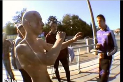 Idealnie go trafił! Młody typ z partyzanta nokautuje łysego cwaniaczka!