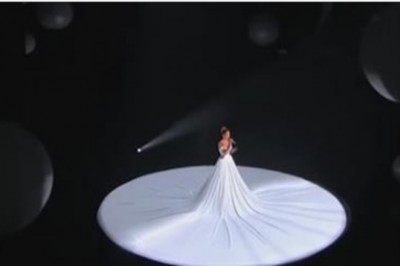  To miał być zwykły występ Jennifer Lopez! Ale zobacz, co działo się z jej suknią po minucie występu!
