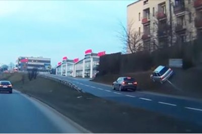 Ja się k**wa nie zmieszczę?! BMW w ostatniej chwili odbija i spycha Subaru z drogi!