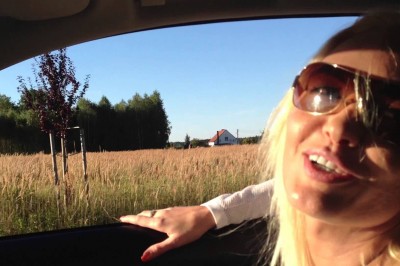 „Mąż dzwoni kochanie!” Grzeczna córcia Monisia pokazuje jak szaleje z kochankiem!