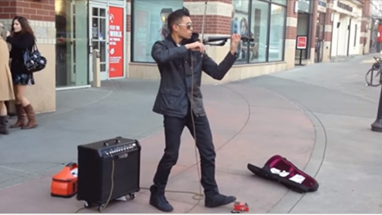 Niesamowity uliczny skrzypek daje pokaz swoich umiejętności!