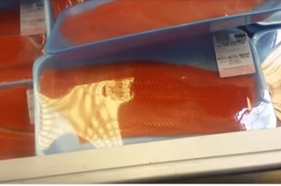Tasiemiec pełzał po łososiu w supermarkecie! Wideo tylko dla osób o mocnych nerwach!