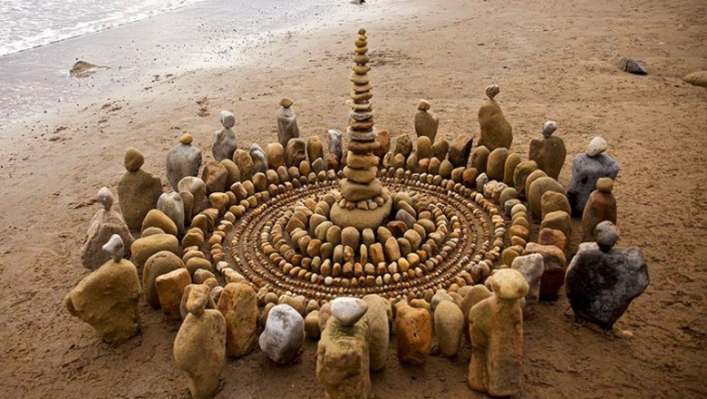 Artysta spędził godziny układając te kamienie by wyglądały jak ludzie modlący się w kręgu! Później zaczyna się magia