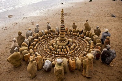 Artysta spędził godziny układając te kamienie by wyglądały jak ludzie modlący się w kręgu! Później zaczyna się magia