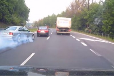 Spowodował kolizję i uciekł! Kierowca Lanosa zajechał drogę gościowi w BMW!