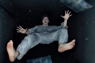 Tuż przed zaśnięciem czujesz jak byś spadała w przepaść? Przeczytaj dlaczego to się dzieje!