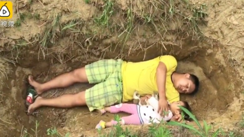 Załamany ojciec wykopuje grób dla 2 letniej córki i kładzie się razem z nią! Wyjaśnienie złamie Ci serce!