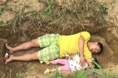 Załamany ojciec wykopuje grób dla 2 letniej córki i kładzie się razem z nią! Wyjaśnienie złamie Ci serce!
