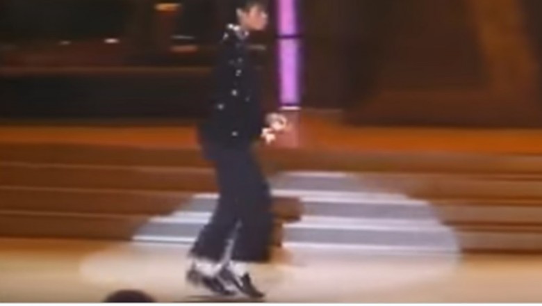 35 lat temu Michael Jackson pierwszy raz zatańczył „Moonwalk”! Zobacz ruchy które przeszły do historii! 