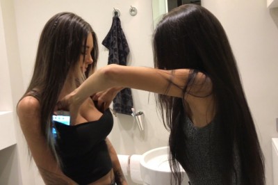 Jak odróżnić sztuczne od prawdziwych? Piękna modelka pokazuje swój prosty sposób