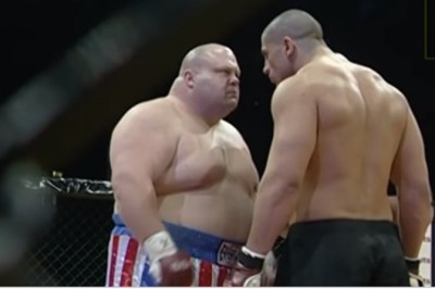 Napakowany koks vs 200 kg żywej wagi! Niespodziewane zakończenie walki MMA!