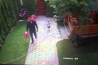 Tatuś ratuje córeczkę przed atakiem psa! Takiego refleksu to jeszcze nie widziałem!