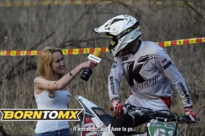 Reporterka podczas wywiadu dostaje strugą błota prosto w twarz! To był chyba ostatni jej występ na zawodach! 