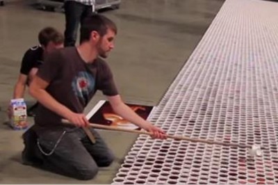 Specjalnie ustawia 66 000 kubków z wodą! Kiedy kamera się oddala.... zaniemówiłam na ten widok!