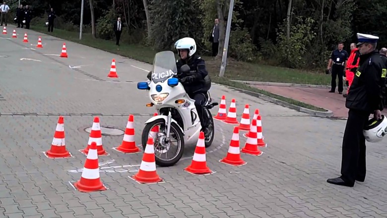 Dobrze, że się nie zabił! Żenujący popis polskiego policjanta na motocyklu :D
