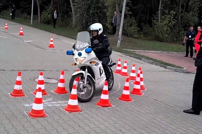 Dobrze, że się nie zabił! Żenujący popis polskiego policjanta na motocyklu :D