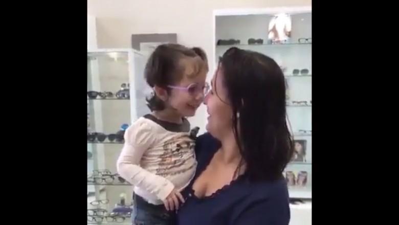 Niewidoma 2-letnia dziewczynka po operacji zobaczyła pierwszy raz swoją mamę! Jej reakcja jest niezwykła!
