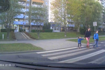 Mama Karyna nieźle córkę wyszkoliła! Tak dziewczynka podziękowała za przepuszczenie na pasach!