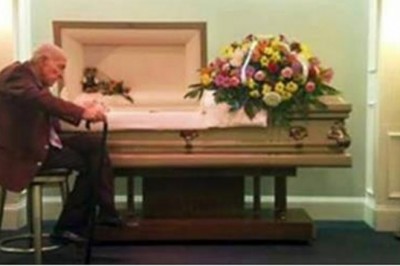 Samotnie usiadł przy otwartej trumnie żony! Nagle wyszeptał 3 słowa które doprowadzają wszystkich do łez!