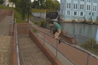 Wyśmiewali go kiedy połamał rękę kilka lat temu! Ćwiczył jednak systematycznie i zobaczcie coś chłopak potrafi teraz!