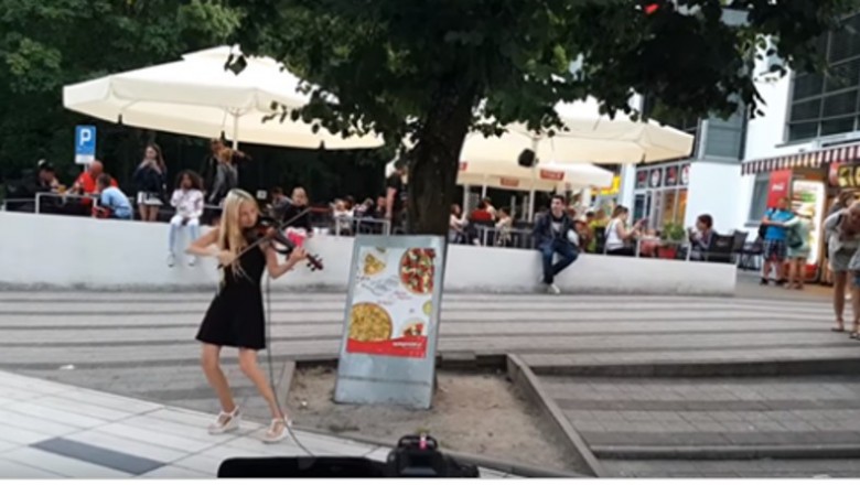 Dziewczyna jest rewelacyjna! Młoda skrzypaczka pokaz umiejętności na ulicy w Kołobrzegu!