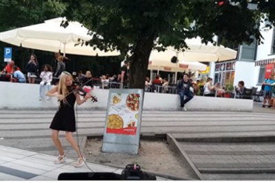 Dziewczyna jest rewelacyjna! Młoda skrzypaczka pokaz umiejętności na ulicy w Kołobrzegu!