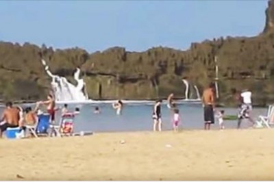 Jedyna plaża na świecie gdzie ma miejsce takie zjawisko! Patrz cały czas na skały w tle! 