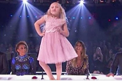 9-latka wskakuje na stół jurorów i zaczyna tańczyć! Gdy na scenie pojawia się jej partner wszyscy robią WOW!