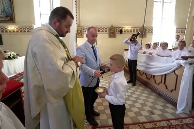 „Porażka jakaś!” Ksiądz w czasie I Komunii Świętej tak podsumowuje dary od chłopca!