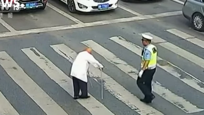 Policjant podszedł do staruszka na przejściu! Kierowcy nie wierzyli w to co widzą!