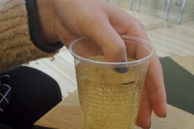 Zanurzyła palce w drinku od nieznajomego! Jak lakier zmienił kolor wiedziała że jest w niebezpieczeństwie!