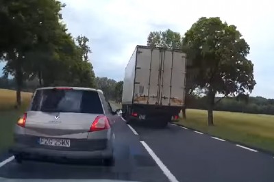 Szybka kara za trzymanie się zderzaka podczas wyprzedzania! Nagranie z samochodu!