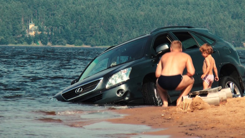 Zatopił swojego Lexusa w jeziorze! Tak się kończy nieumiejętne wodowanie skutera!