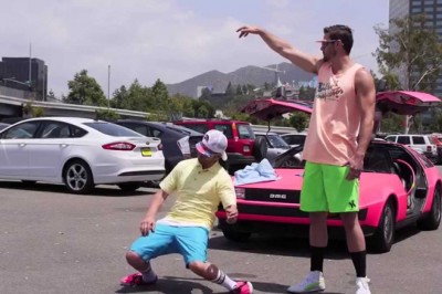 A mówią, że biali nie potrafią tańczyć! Ci dwaj goście udowadniają, że to nie prawda!