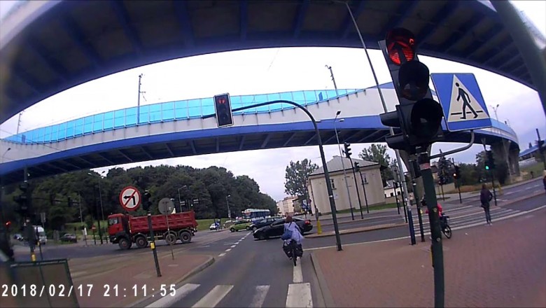 Wbiła rowerem na skrzyżowanie przy czerwonym świetle! Tak się lata po Krakowie!