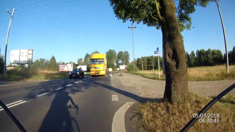 To już jest zwykłe bandyctwo! Kierowca ciężarówki spycha rowerzystę z drogi!
