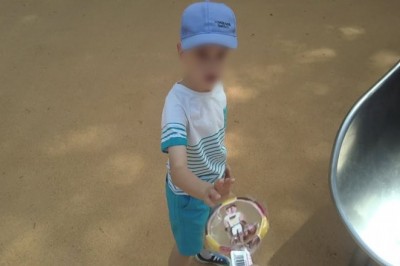 Czy dziecko zaufa nieznajomemu ze słodyczami? Reakcja chłopca zupełnie zaskoczyła mężczyznę z batonami!