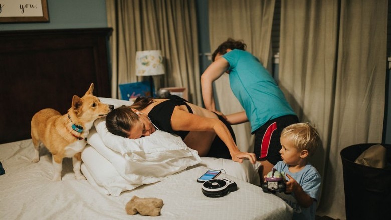 Zdecydowała się rodzić w domu przy rodzinie! Fotograf uchwycił niezwykłe zachowanie ich psa! 