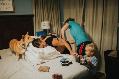 Zdecydowała się rodzić w domu przy rodzinie! Fotograf uchwycił niezwykłe zachowanie ich psa! 