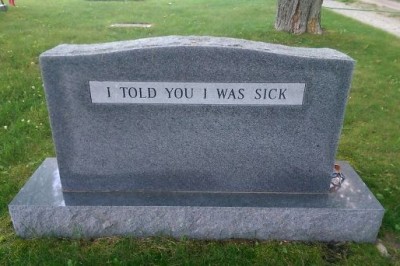 14 napisów na nagrobkach, które udowadniają, że zmarli też mają poczucie humoru!