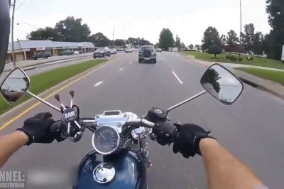 Wkurzony motocyklista kontra „blondyna” z telefonem! Szybka kara na drodze!