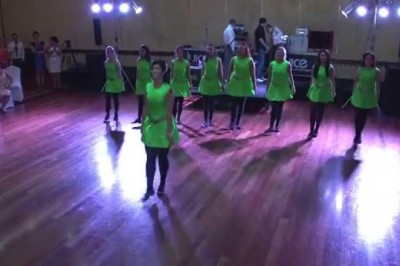 Byłam w swoim życiu na wielu weselach jednak takiego tańca nigdy nie widziałam! Patrz na ich nogi!