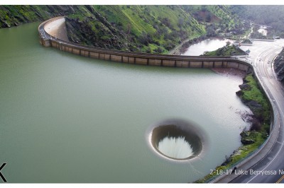 Zobaczył wielką dziurę na środku jeziora! Odpalił drona i wleciał w środek, żeby nagrać to zjawisko!
