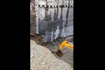 Efektowne zawalenie się betonowej konstrukcji podtrzymującej ściany wykopu!